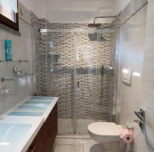 House In A Beautiful With Garden, Swimming Pool And Parking Spot - Larihome A07 בית נופש *