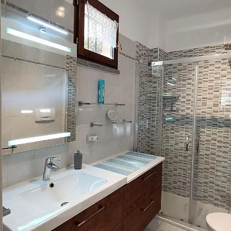 House In A Beautiful With Garden, Swimming Pool And Parking Spot - Larihome A07 Casa vacanze